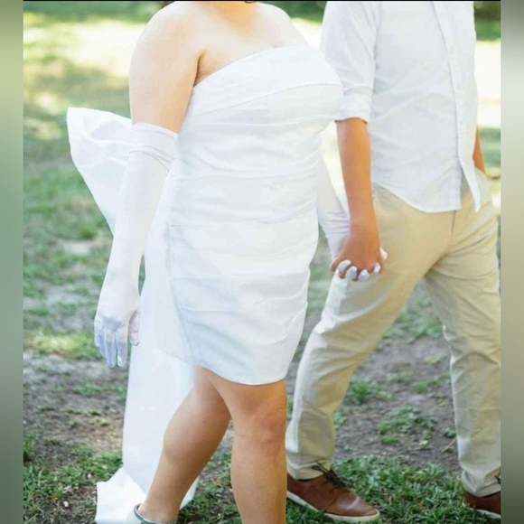 Fitted White Mini Dress With Attachable Bow - Picture 6 of 11